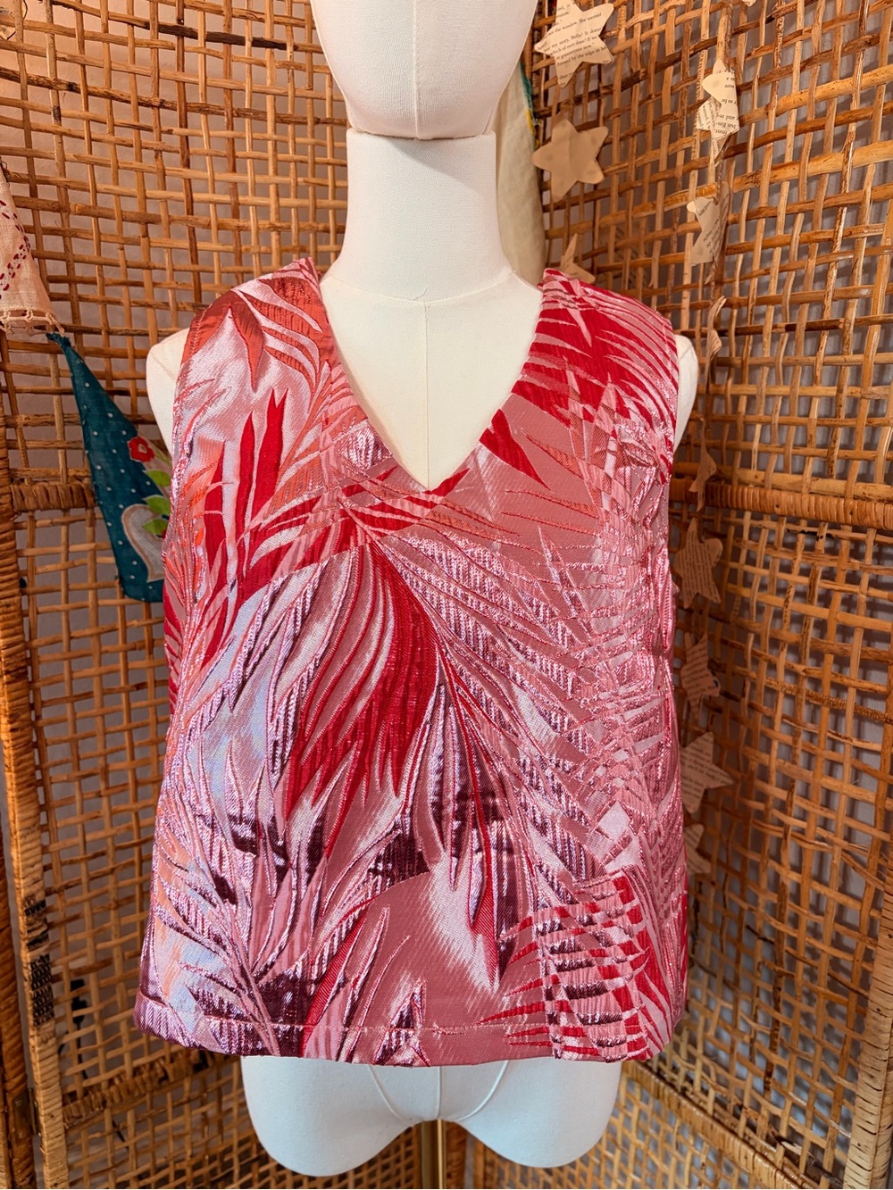 Sleeveless V-Neck Tank Top in Pink Red Leaf Print